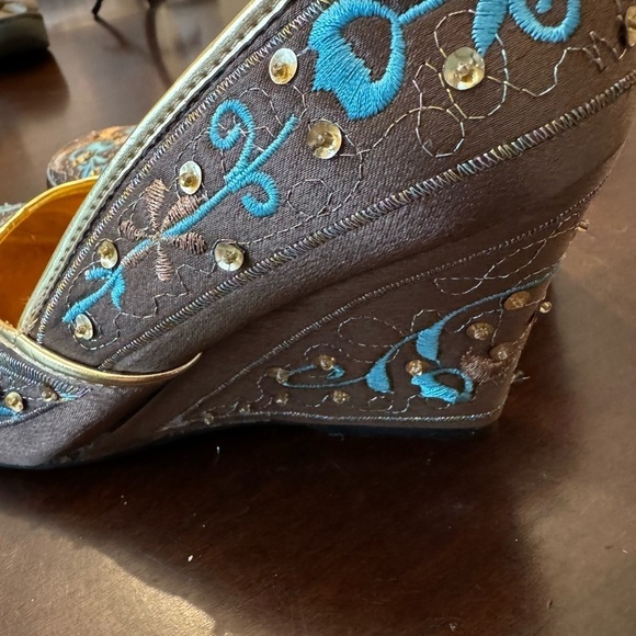 Bumper BP Embroidered Wedges. Brown/Teal. 3.5" heel. Size 8 - Picture 8 of 8